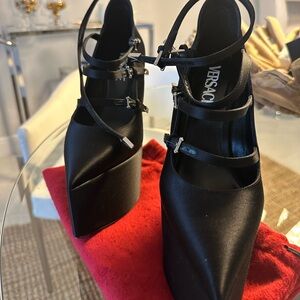VERSACE
Tempest Platform Pumps 36 size